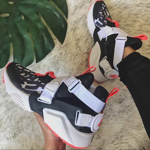 Nike Shoes - NWT🔥 Rare Nike Huarache City White 6.5Y/8W